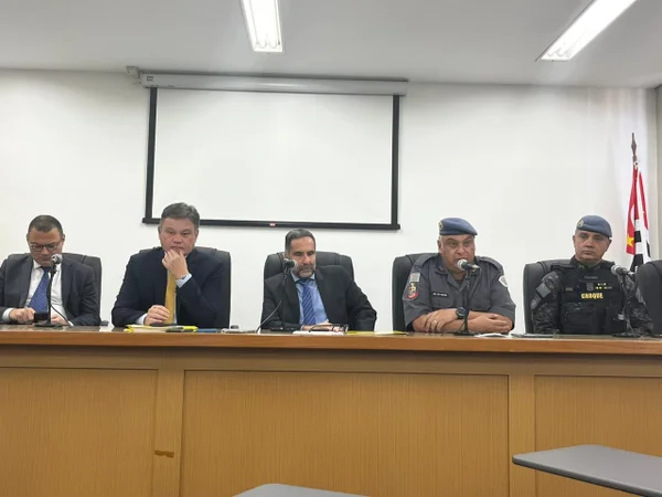 foto coletiva mostra mesa em que promotores e PMs dão coletiva na sede do MPSP - Metropoles
