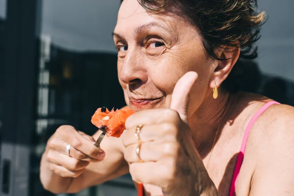 mulher mais velha comendo melancia