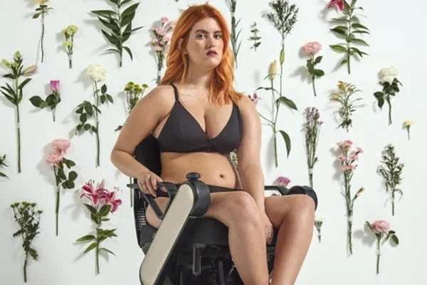Modelo com primeira linha de lingerie acessível da Renner