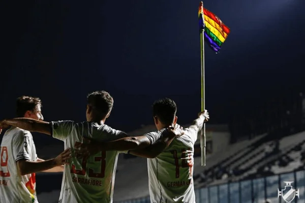 Cano levanta bandeirinha LGBT - Metrópoles