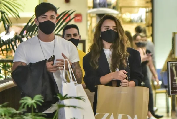 Rafa Kalimann é vista de mãos dadas com Daniel Caon em shopping