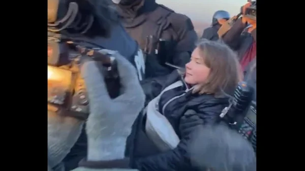 A ativista ambiental Greta Thunberg é presa por policiais alemães por protestar em mina de carvão - Metrópoles
