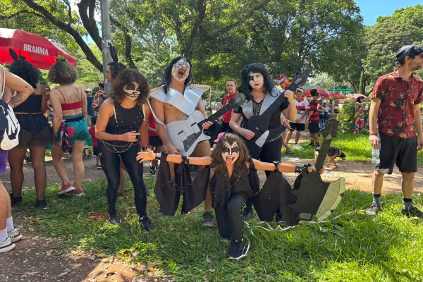 Bloco reúne família vestida de Kiss e foliões de todas as idades no DF