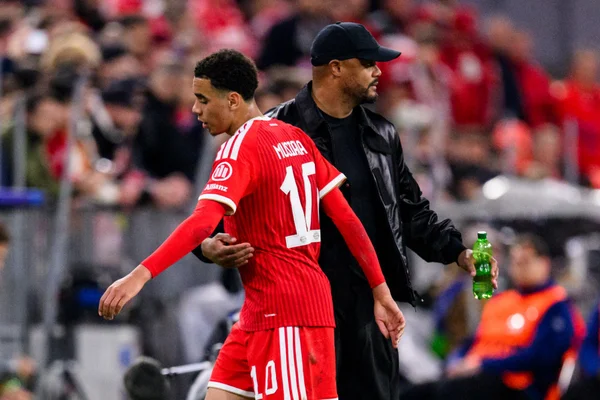Imagem do jogador Jamal Musiala e o treinador Vincent Kompany do Bayern de Munique - Metrópoles