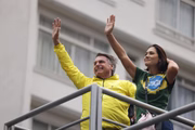 Michelle e Bolsonaro em ato pela anistia
