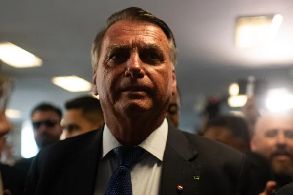 Ex-presidente Jair Bolsonaro, visita exposição Holocausto no Senado | Metrópoles