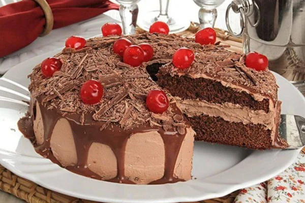 Bolo gelado de chocolate recheado
