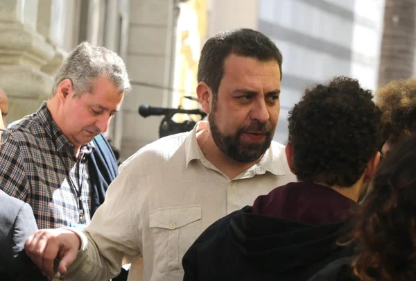 Guilherme Boulos no ato em favor da democracia na USP