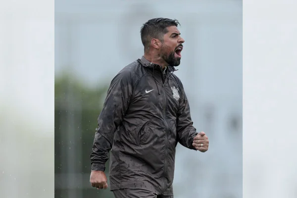 Imagem de Antonio Oliveira durante treino - Metrópoles