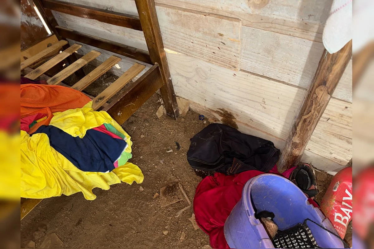 Roupas jogadas na casa Roupas jogadas na casa