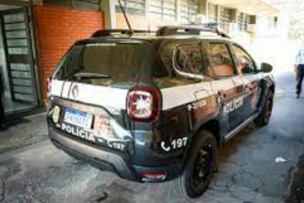 foto colorida de viatura parada na Delegacia de Miracatu (SP) - Metrópoles