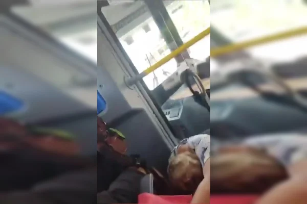 Passageiros de ônibus ficam em pânico em tiroteio entre TCP e polícia