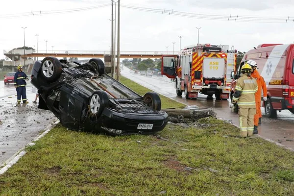 Carro capota e derruba poste na Epia Sul