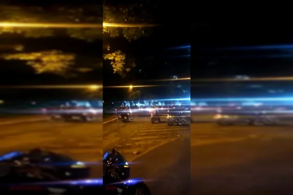 Grupo de motos em quadra da Asa Sul. Está de noite. Foto colorida