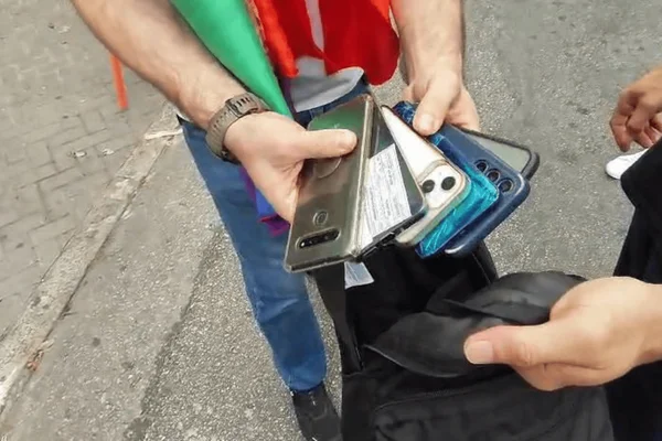 Imagem colorida de celulares furtados recuperados por policiais civis disfarçados - Metrópoles