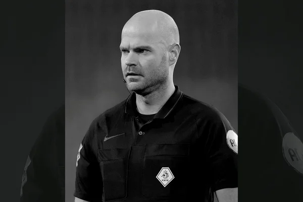 Rob Dieperink, árbitro barrado da Copa do Mundo, morre aos 38 anos - destaque galeria Rob Dieperink, árbitro barrado da Copa do Mundo, morre aos 38 anos - destaque galeria