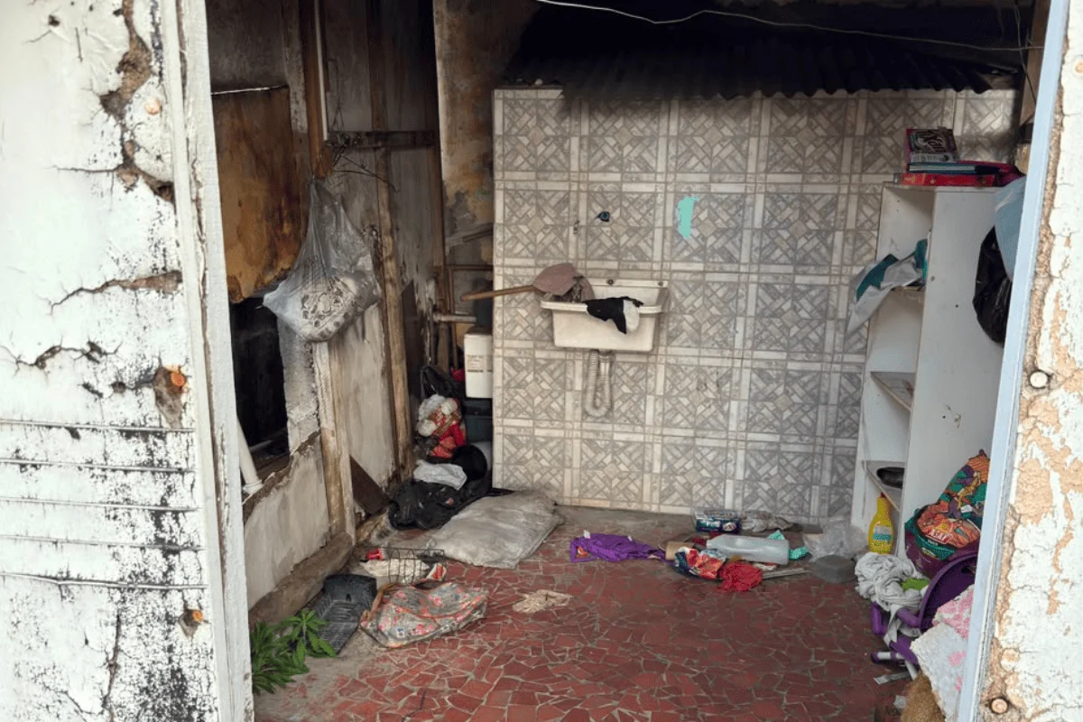 Ex-inquilina abandonou o animal sem água e comida Ex-inquilina abandonou o animal sem água e comida