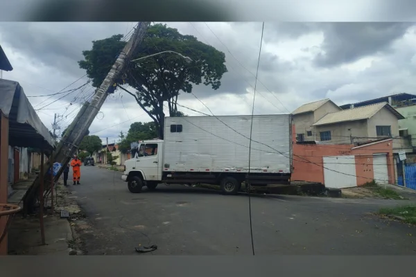 caminhão derruba fios elétricos