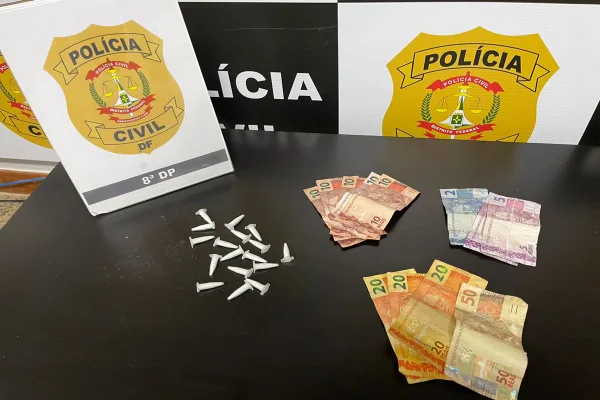 Notas de real e pinos de cocaína em cima da mesa