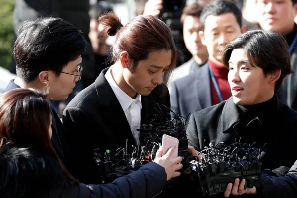 Ex-astro do K-pop deixa prisão após cumprir pena por estupro coletivo