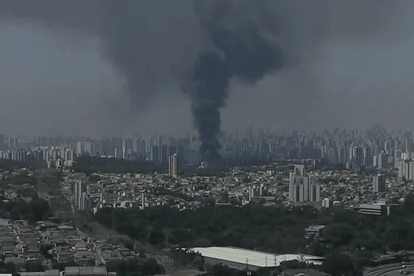 Incêndio de grandes proporções destrói galpão na Lapa em SP