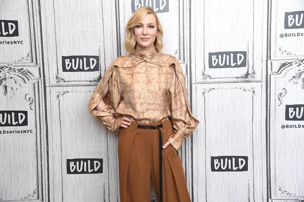 Com 6 looks em um dia, Cate Blanchett ensina a ousar com a alfaiataria