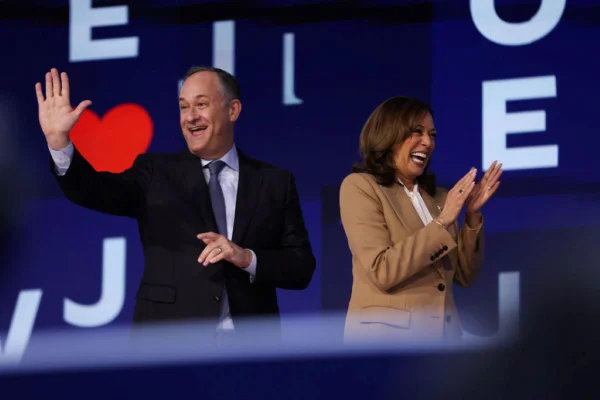 Imagem colorida de Kamala Harris e seu marido - Metópoles