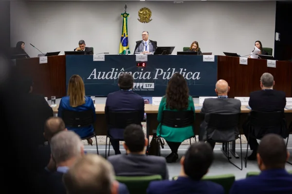 Imagem colorida de turma do STF - Metrópoles