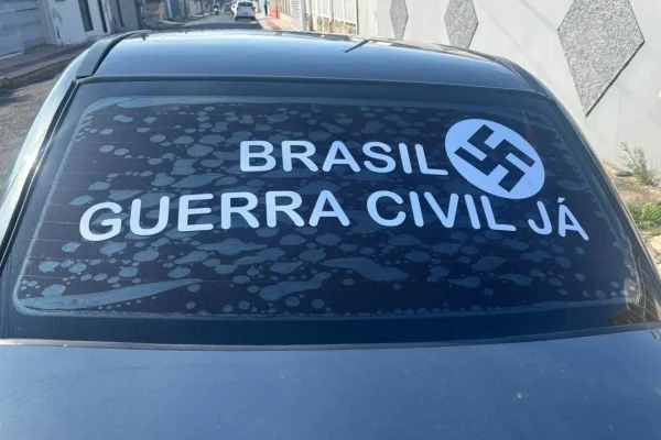 Imagem colorida, Homem é preso por apologia ao nazismo após circular com adesivos em SC - Metrópoles