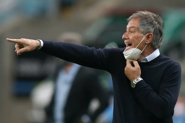 Ariel Holan pede demissão do Santos após derrota para o Corinthians