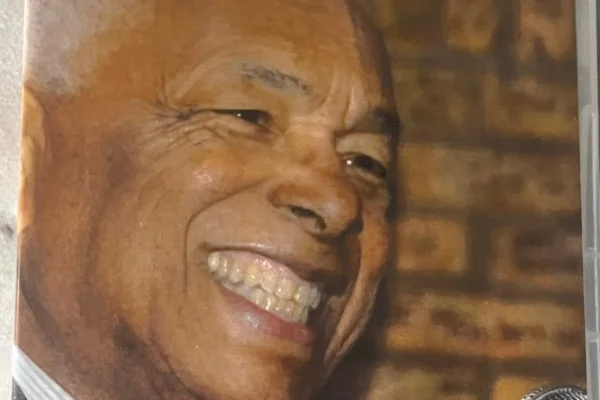 Morre Fernando Lopes, 1º cantor seresteiro de Brasília, aos 93 anos