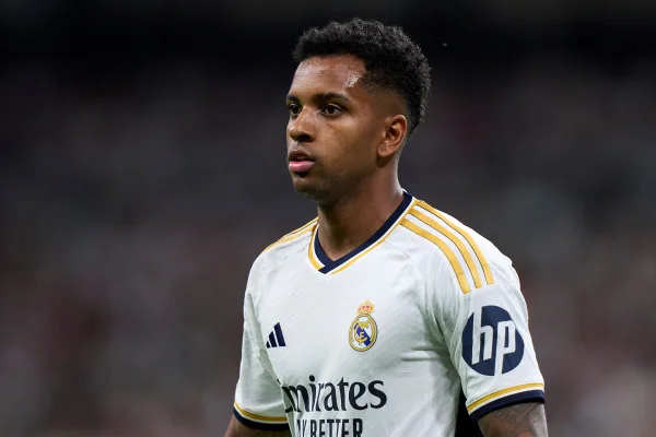 Foto colorida de Rodrygo com a camisa do Real Madrid - Metrópoles
