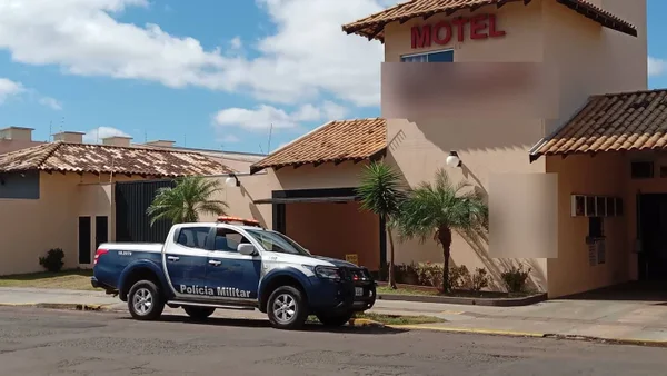 foto colorida de carro de polícia na frente de motel
