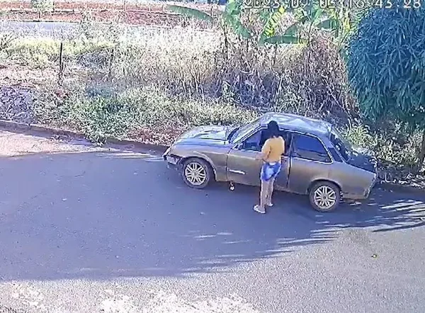 Imagem colorida de mulher colocando fogo em carro - Metrópoles