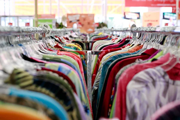 descarte lixo roupas fast fashion moda - metrópoles