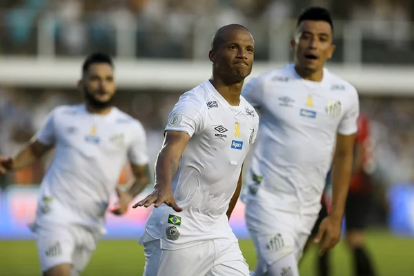 Santos empata com Athletico-PR e deixa Flamengo na liderança isolada