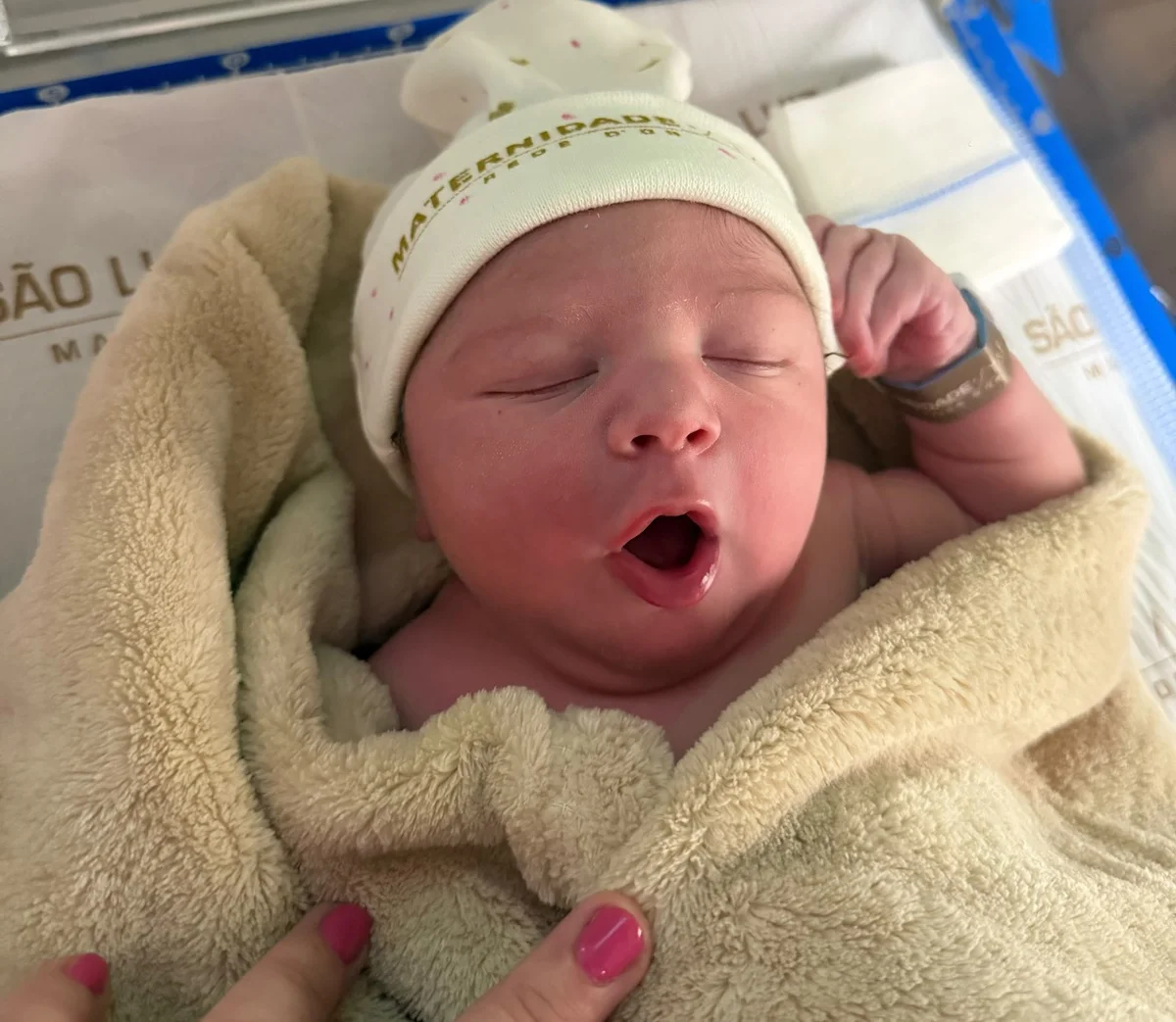 Isabela, filha de Mari Fernandez e Julia Ribeiro, faz biquinho Isabela, filha de Mari Fernandez e Julia Ribeiro, faz biquinho