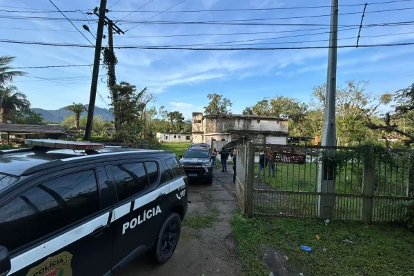 Imagem colorida de viatura policial. Metrópoles