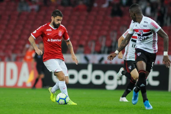 Com gol de pênalti de Rafael Sóbis, Inter vence o São Paulo