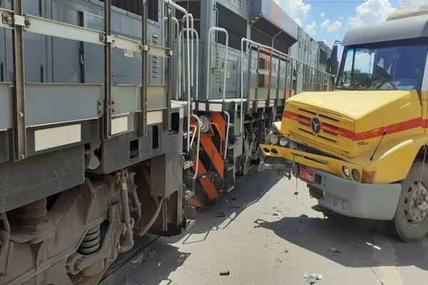 Vídeo: caminhão bate em trem na Cidade do Automóvel