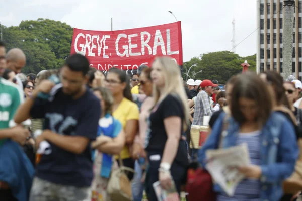 GDF entra na Justiça contra greve dos professores