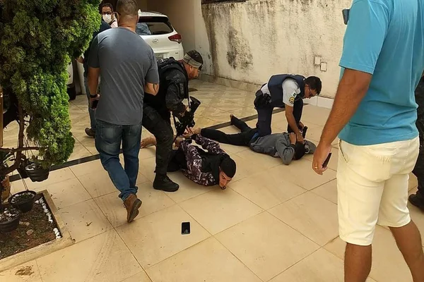 Bandidos filmam ameaças durante roubo no DF. “Posso matar a sua filha?”. Assista