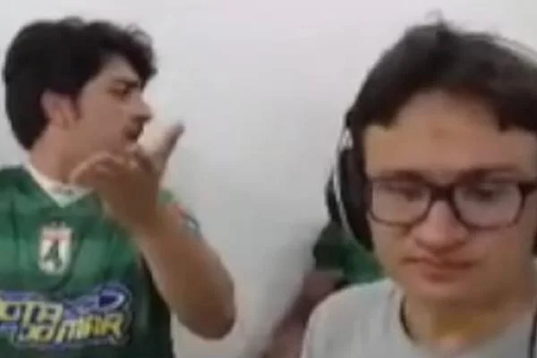Vídeo: irmão de prefeito invade rádio e troca socos com comentarista