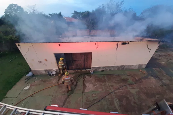 Vídeo. Telhado de galpão desaba após incêndio em chácara do DF
