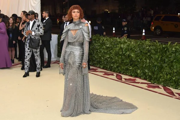 Moda e luxo no MET Gala: veja os looks mais incríveis do red carpet
