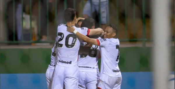 Atlético-GO vence Chapecoense e se mantém na série B