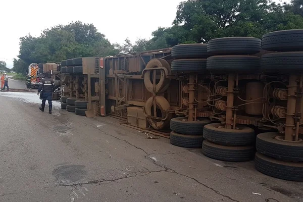 EPNB é liberada após retirada de carreta que tombou na pista