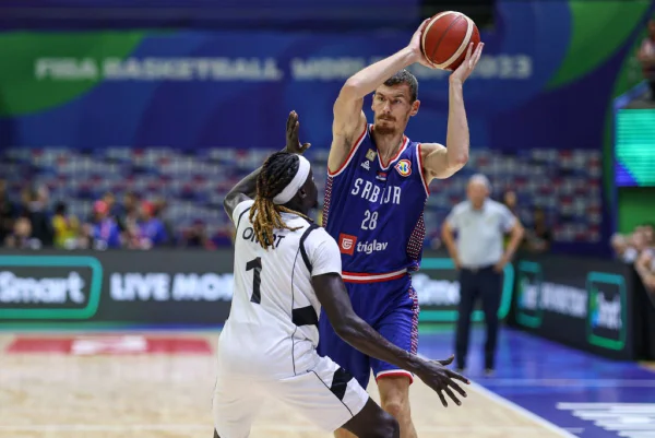 Imagem mostra jogadores em partida de basquete - Metrópoles