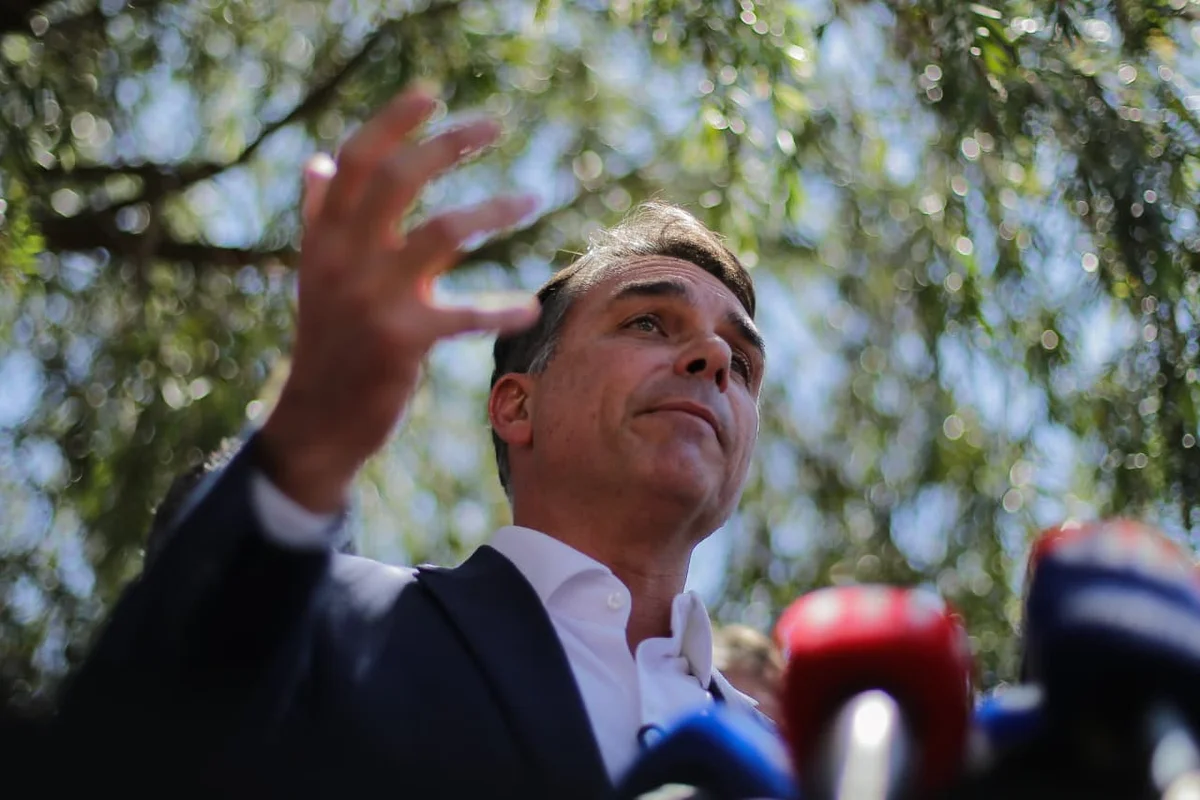 Flávio Bolsonaro pede atenção de apoiadores: "Não tem eleição ganha"