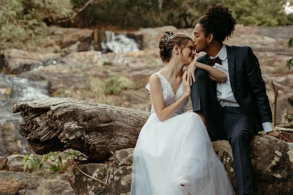 Vai casar? Inspire-se neste lindo ensaio de noivos em cachoeira do DF